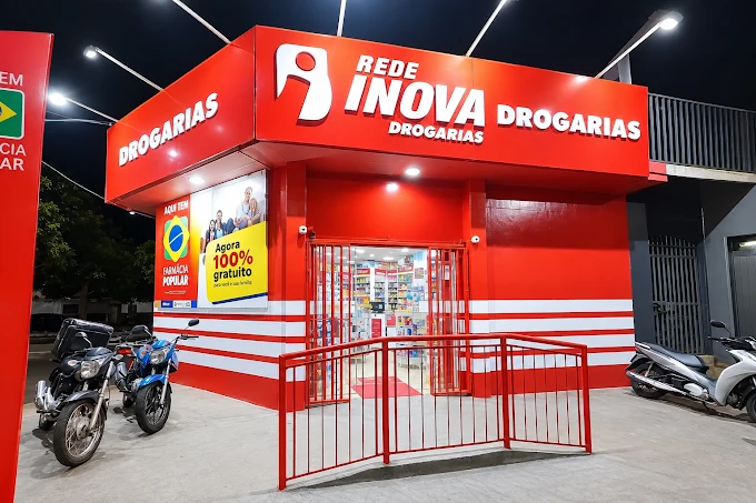 Fachada da Rede Inova Drogaria Drogamais à noite